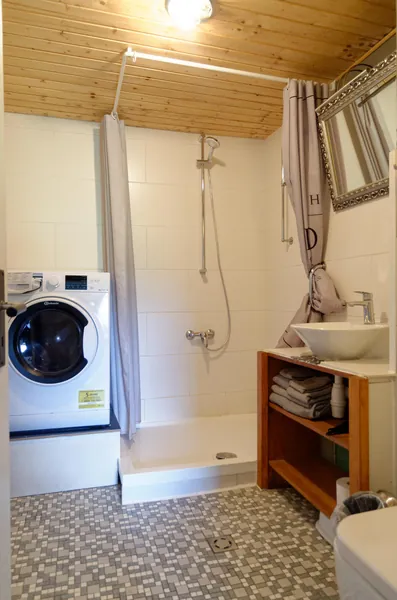 Bad unten mit Dusche