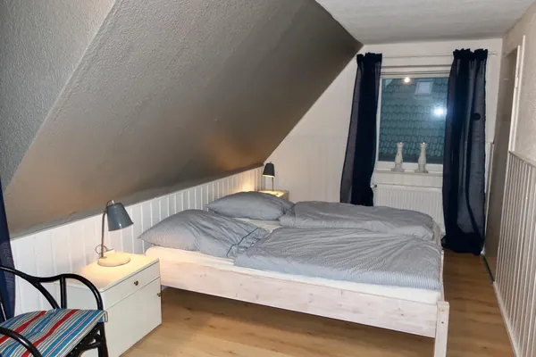 Schlafzimmer oben, Blick zum Fenster
